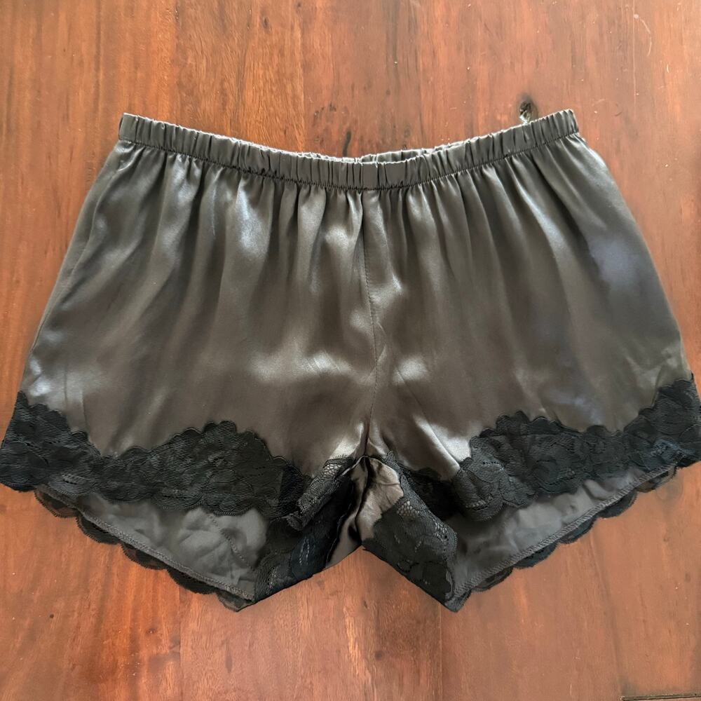 NWT Gold Hawk silk women's shorts black color size Medium lace trim